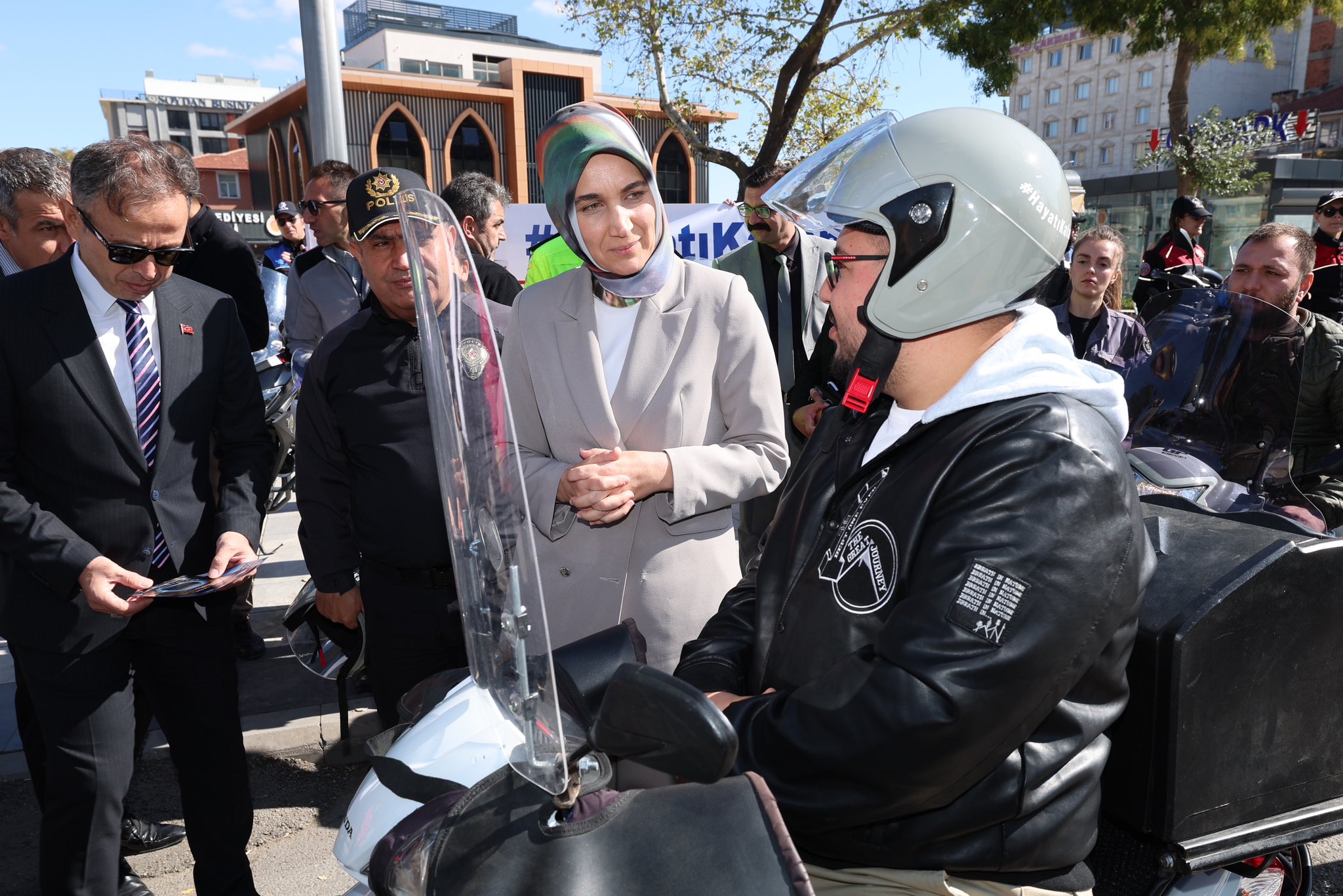 Sürücüler Farkındalığa Ortak Oldu Devlet Ana Kask Dağıttı ve Uyardı