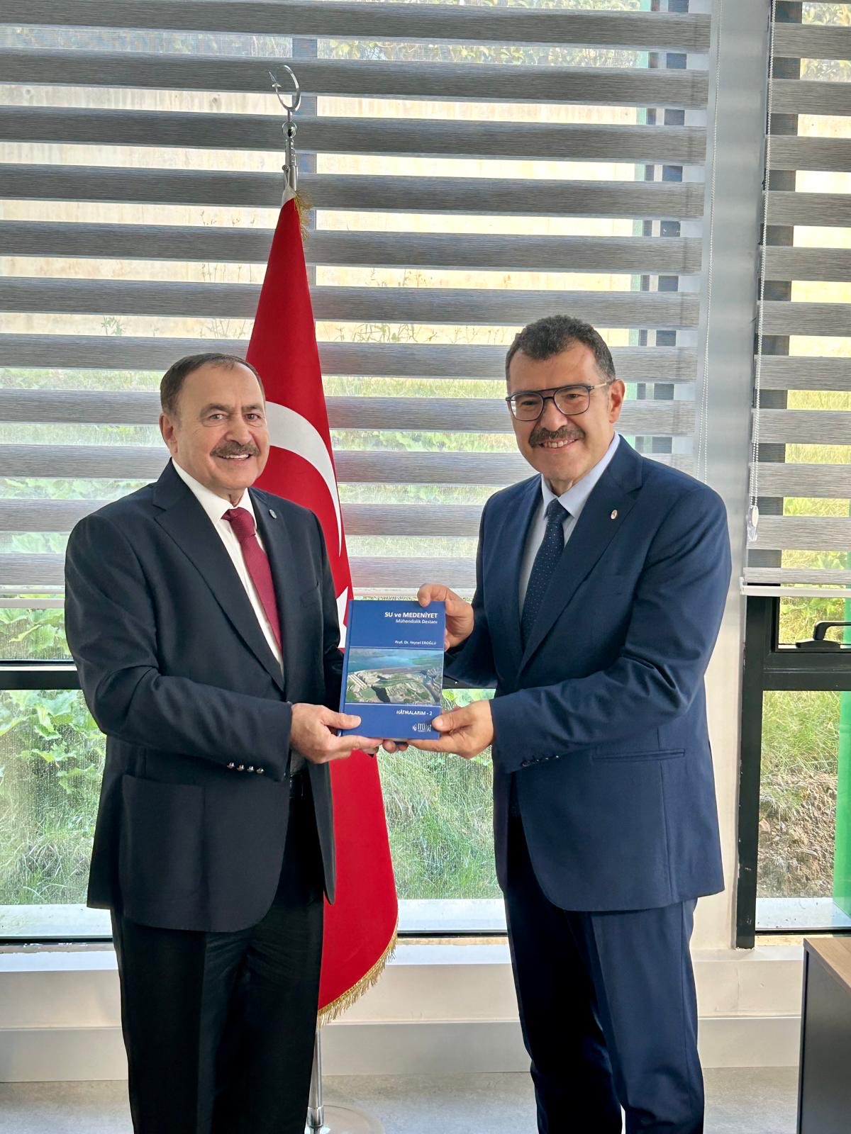 Eski Bakan Eroğlu Yeni Kitabını Rektör Mandal’a Takdim Etti