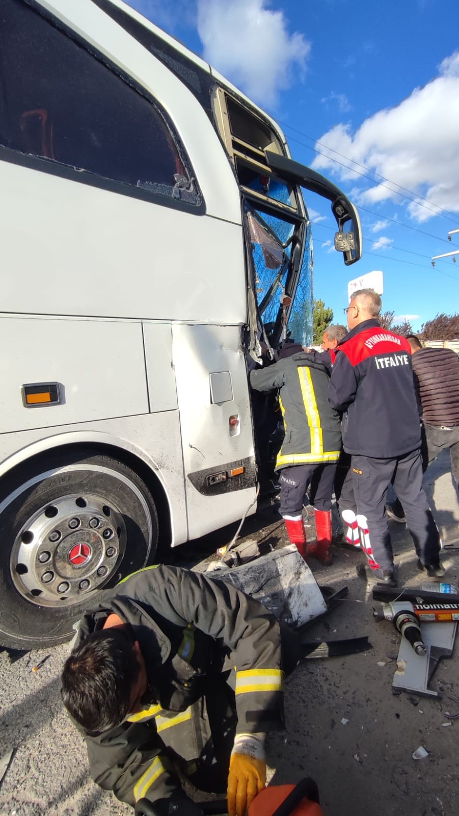 Afyonkarahisar'da yolcu otobüsü kamyona çarptı: 20 yaralı