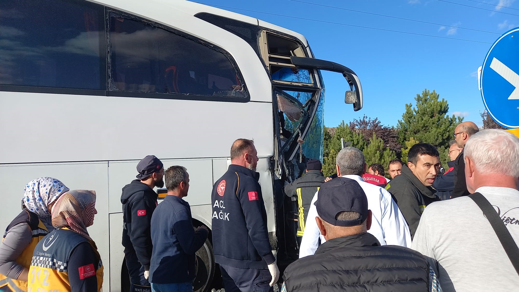Afyonkarahisar'da yolcu otobüsü kamyona çarptı: 20 yaralı