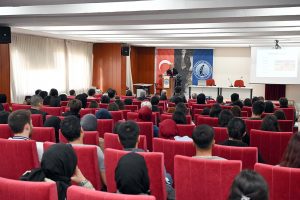 AFYON KOCATEPE ÜNİVERSİTESİ ÖĞRENCİLERE KARİYER YOLCULUĞUNU ANLATTI
