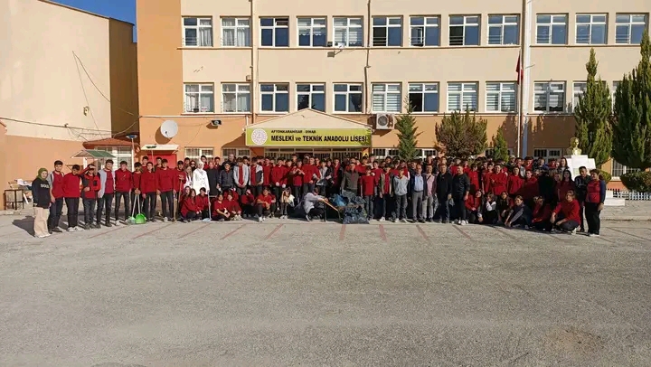 DİNAR’DA "TEMİZ ÇEVRE, TEMİZ TOPLUM SLOGANIYLA"  TOPLUMA ÖRNEK OLDULAR