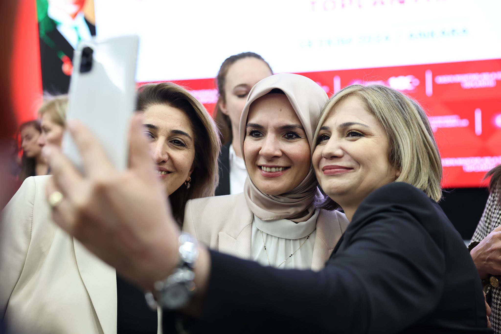 BAKAN GÖKTAŞ KADIN MUHTARLARLA BİR ARAYA GELDİ