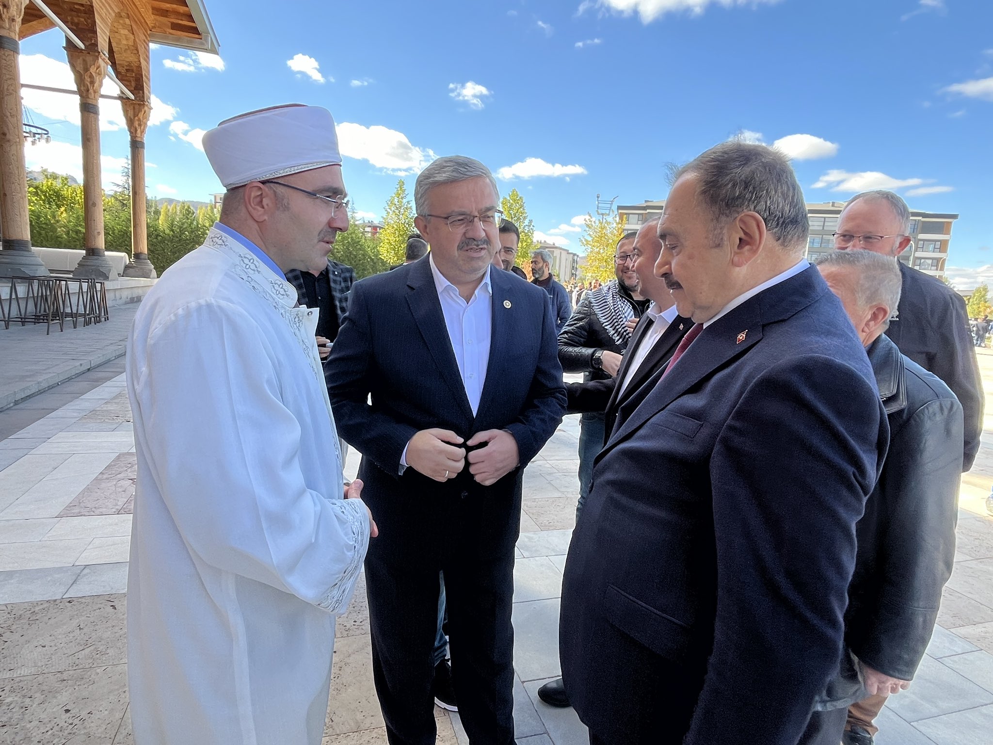 Eski Bakan Eroğlu Gıyabi Cenaze Namazına Katıldı