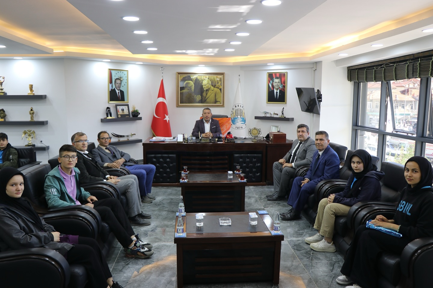 BAŞKAN TOPÇU KONUKLARINI MAKAMINDA AĞIRLADI
