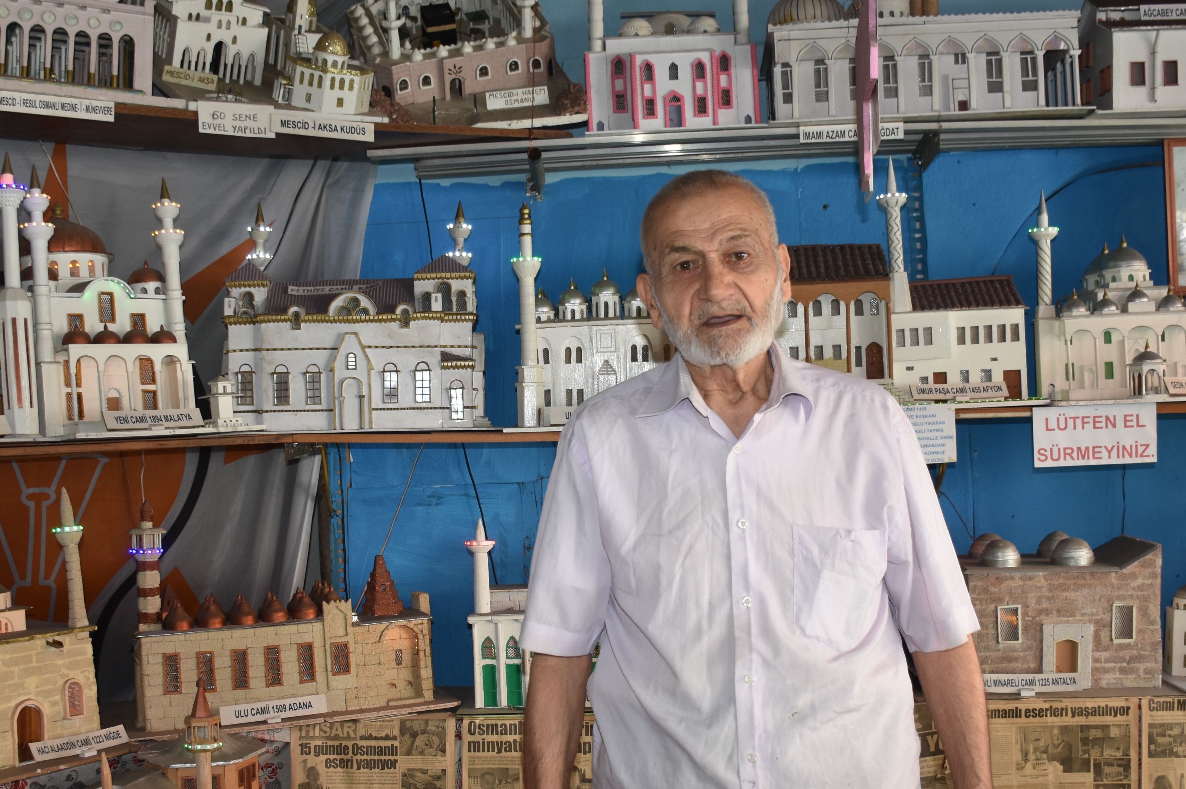 Asırlık camilerin minyatürünü yapan 83 yaşındaki emekli, hat sanatına da gönül verdi