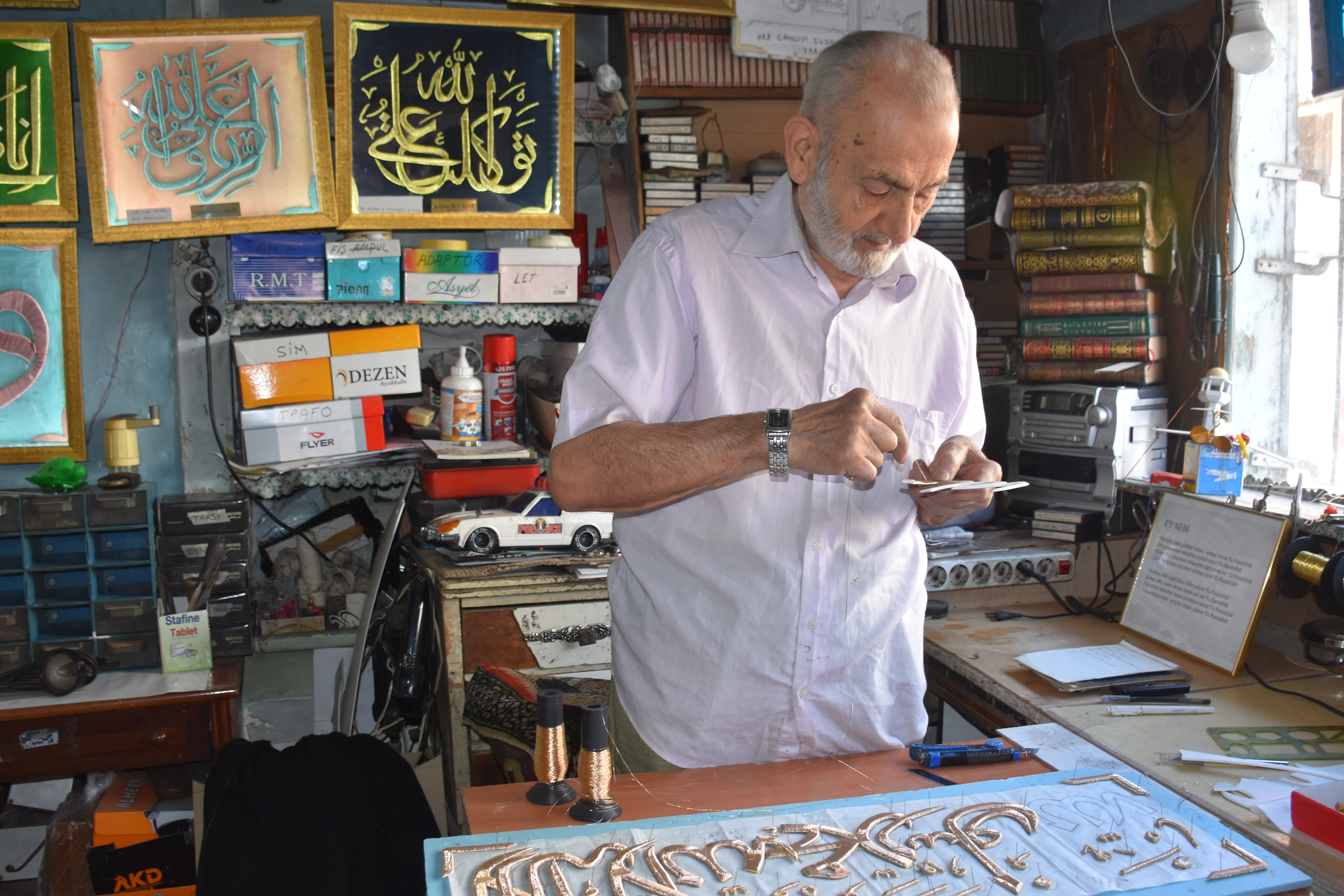 Asırlık camilerin minyatürünü yapan 83 yaşındaki emekli, hat sanatına da gönül verdi