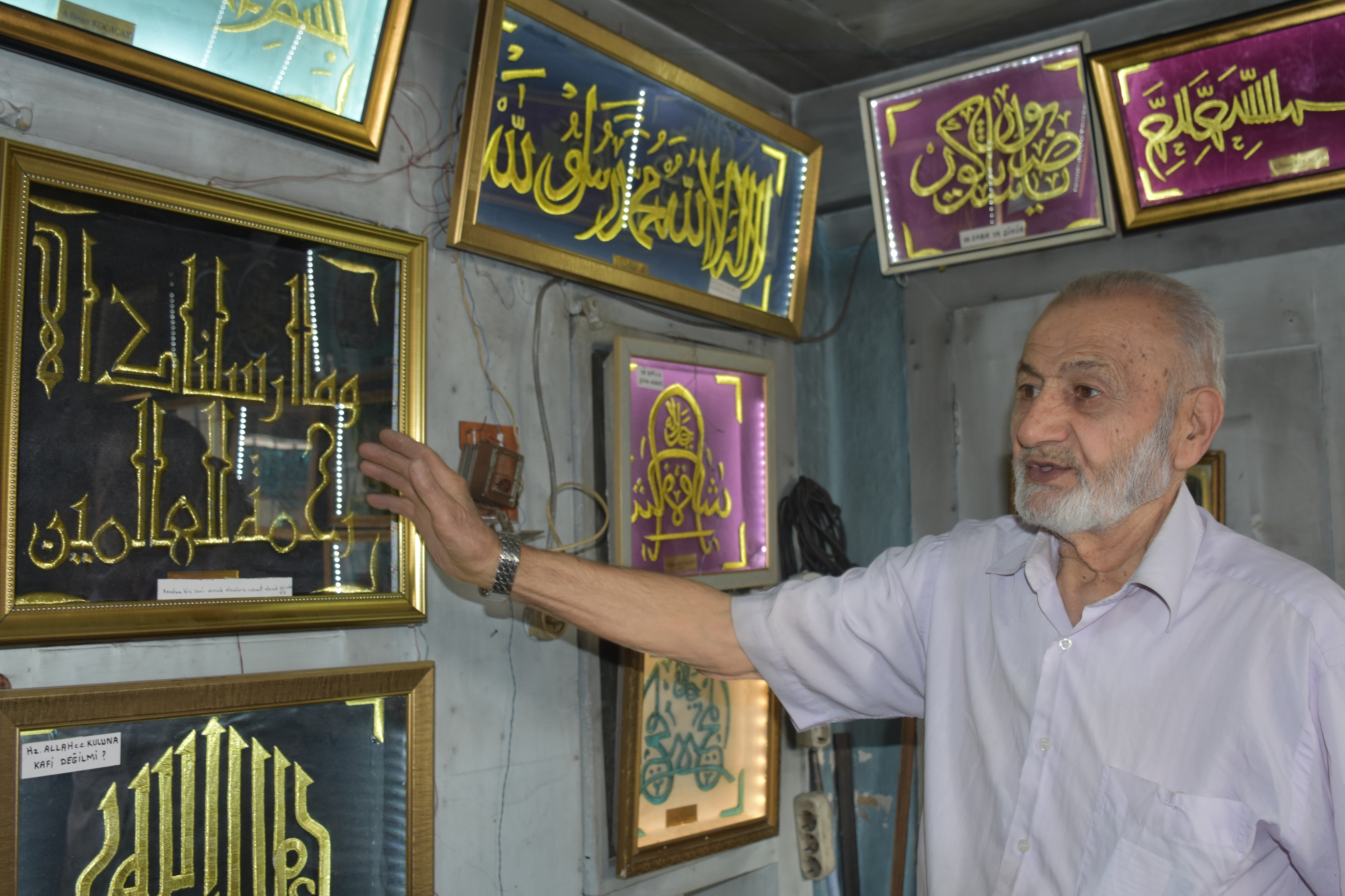 Asırlık camilerin minyatürünü yapan 83 yaşındaki emekli, hat sanatına da gönül verdi