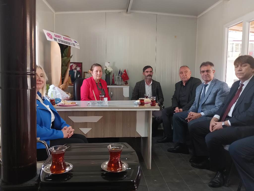 "MUHTARLARIN BİR SİYASİ PARTİSİ OLMAZ"