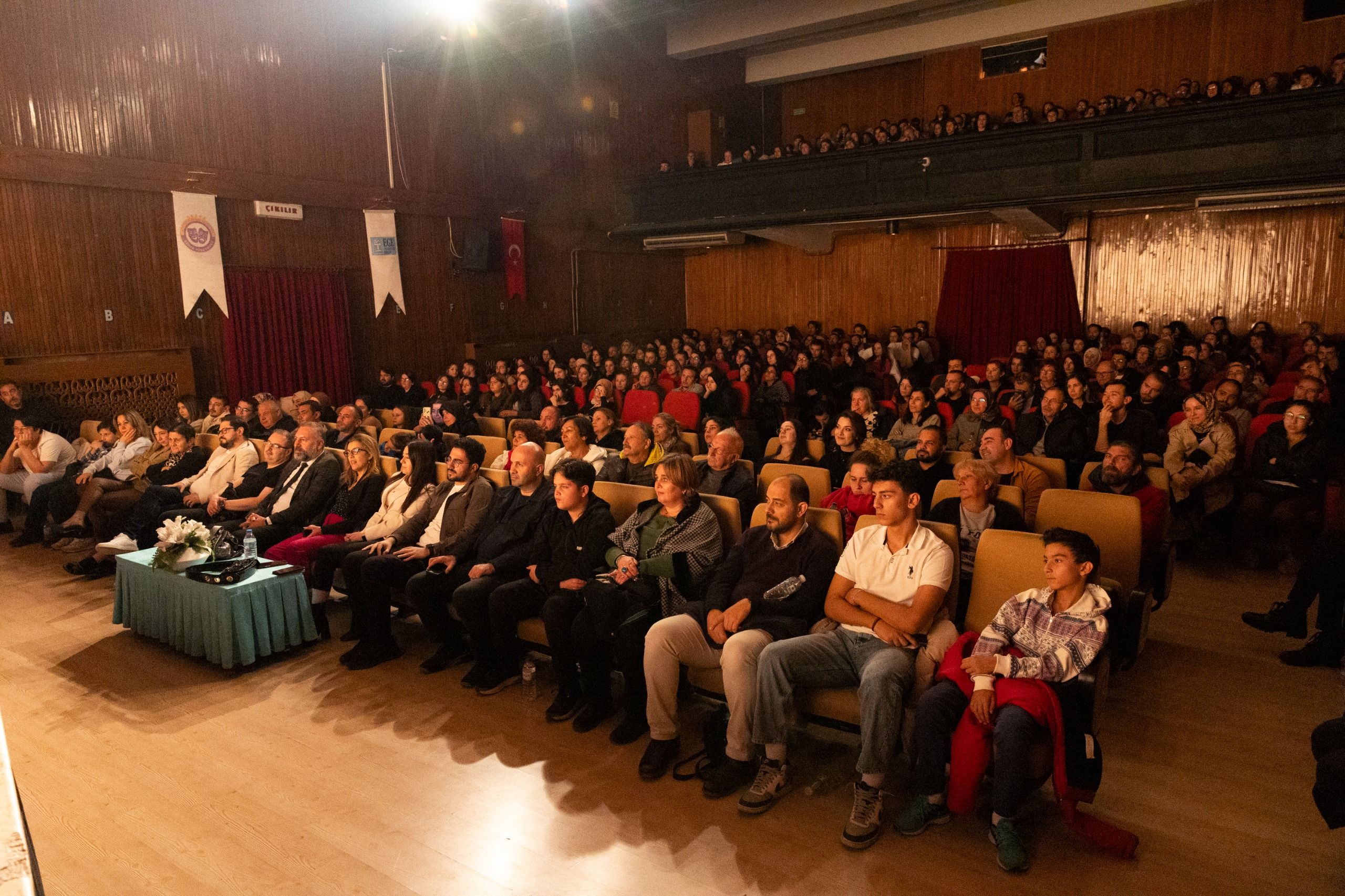 “Eyvah Yine Karıştı” Gala Gecesi Yoğun İlgi Gördü!  Afyonkarahisar Şehir Tiyatrosu'ndan Unutulmaz Bir Komedi Ziyafeti