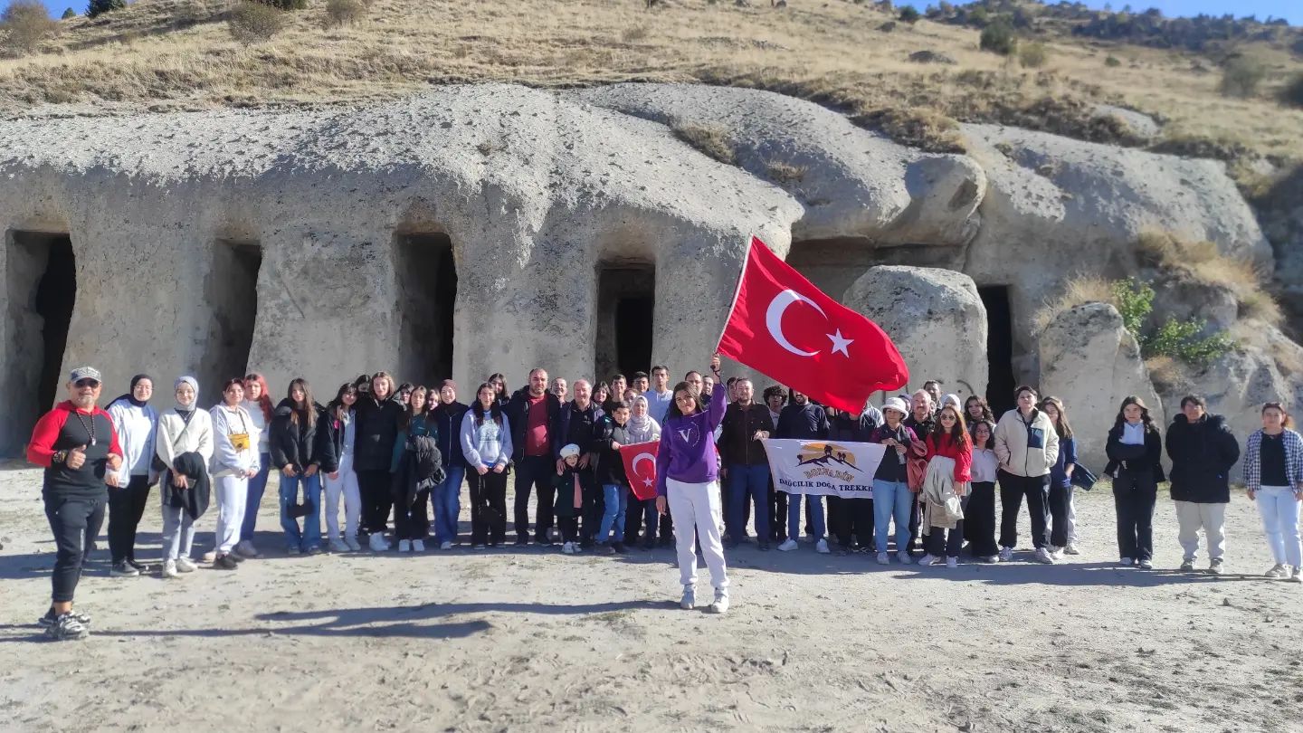 Bolvadin Dağcılık ve Fen Lisesi Öğrencilerinden Doğa Kampı Etkinliği