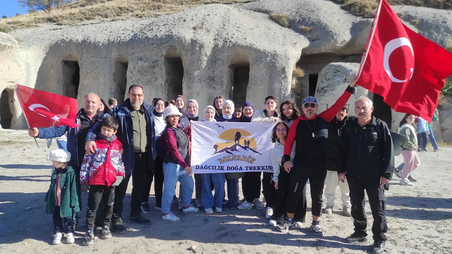 Bolvadin Dağcılık ve Fen Lisesi Öğrencilerinden Doğa Kampı Etkinliği