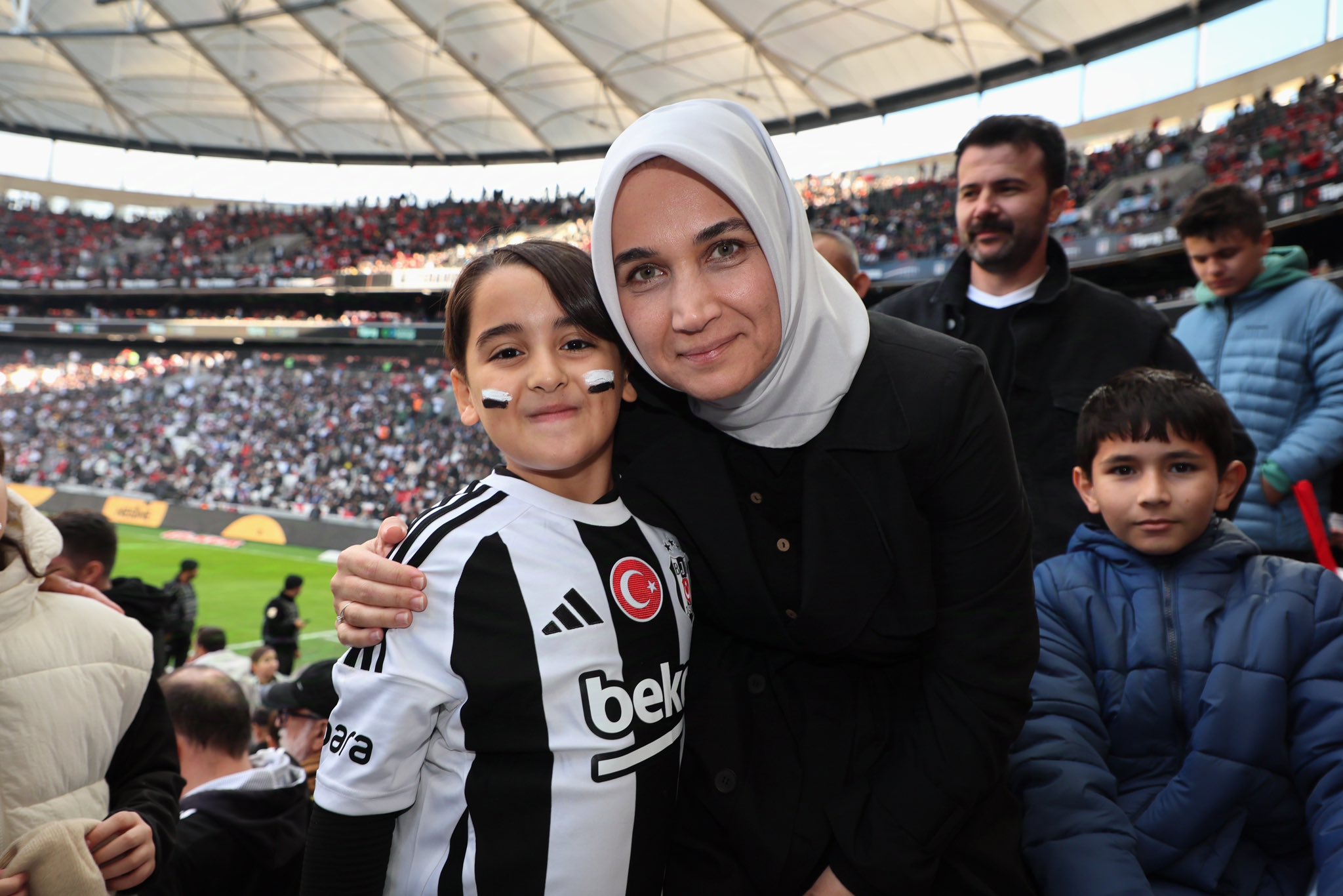 VALİ YİĞİTBAŞI MİNİKLERLE BEŞİKTAŞ MAÇINI İZLEDİ