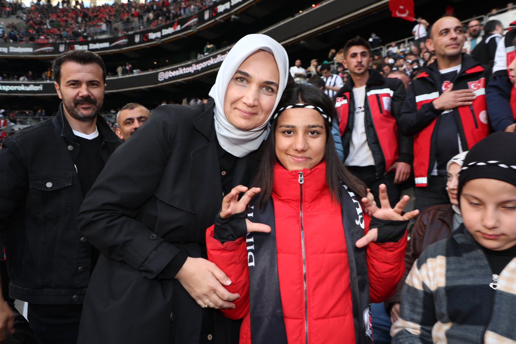 VALİ YİĞİTBAŞI MİNİKLERLE BEŞİKTAŞ MAÇINI İZLEDİ