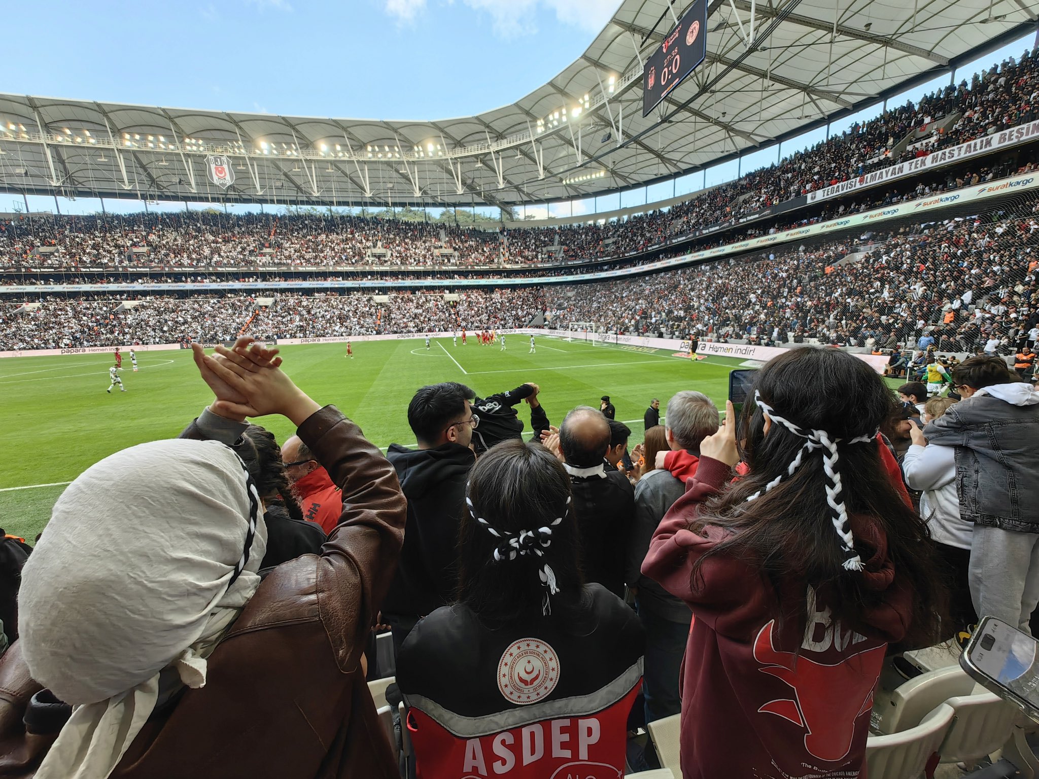 VALİ YİĞİTBAŞI MİNİKLERLE BEŞİKTAŞ MAÇINI İZLEDİ
