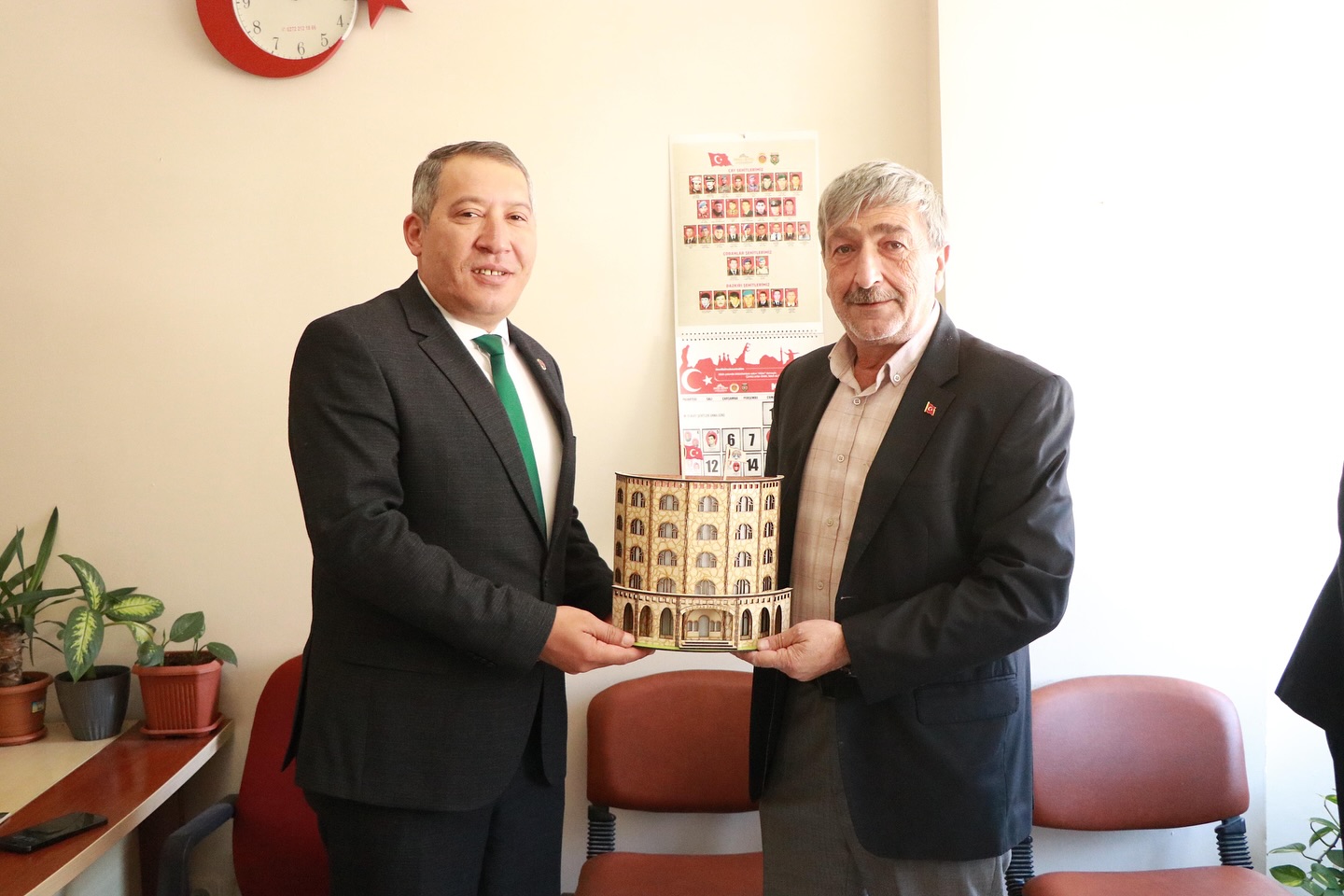 BAŞKAN TOPÇU ESNAF ODASINI ZİYARET ETTİ