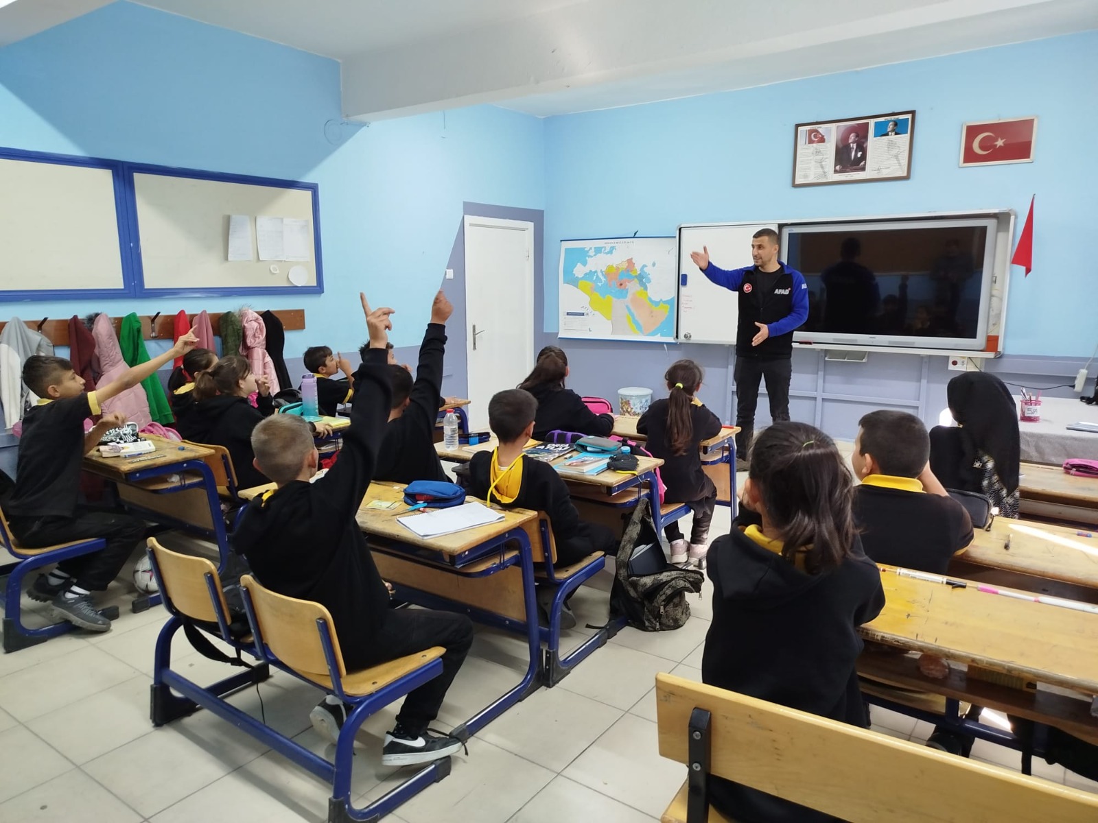 DOĞAL AFETLERE KARŞI ÖĞRENCİLERE YÖNELİK EĞİTİMLER SÜRÜYOR