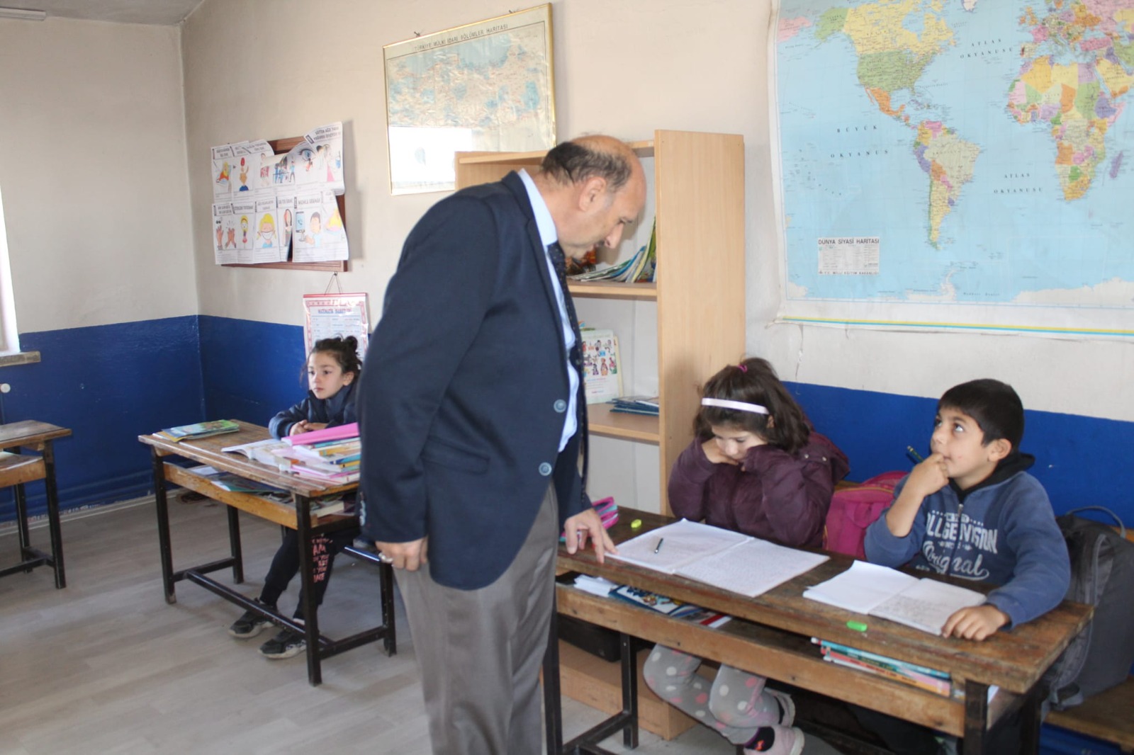 ÖZÇAL, HAMİDİYE İLKOKULUNU ZİYARET ETTİ