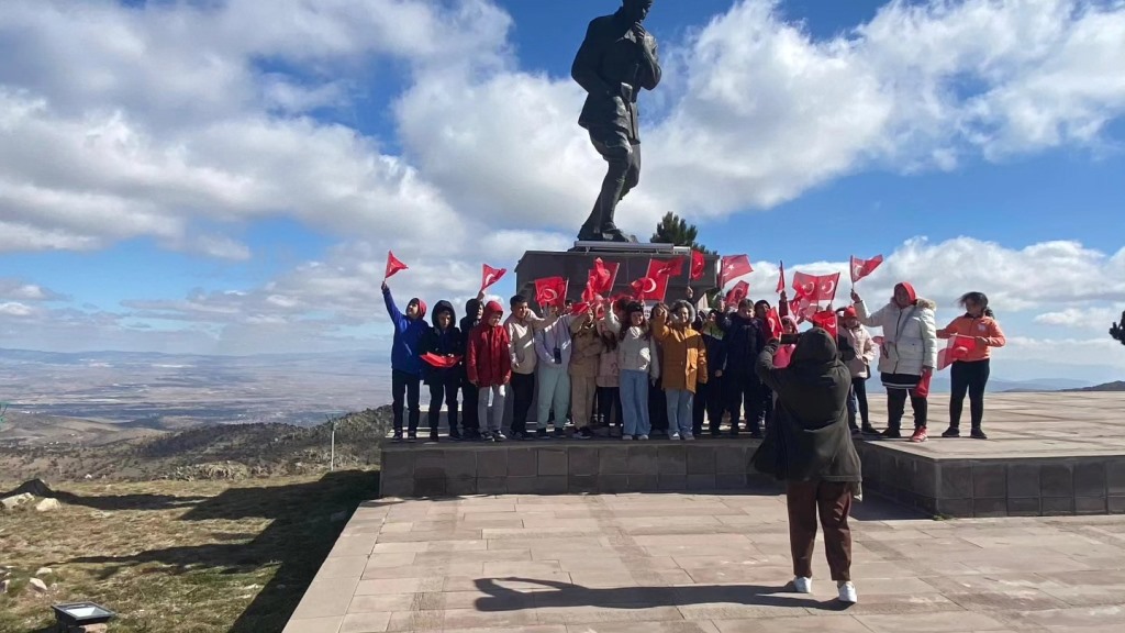 ATATÜRK İLKOKULU ÖĞRENCİLERİ, TARİHİ GEZİDE BATI TUR'U TERCİH ETTİ