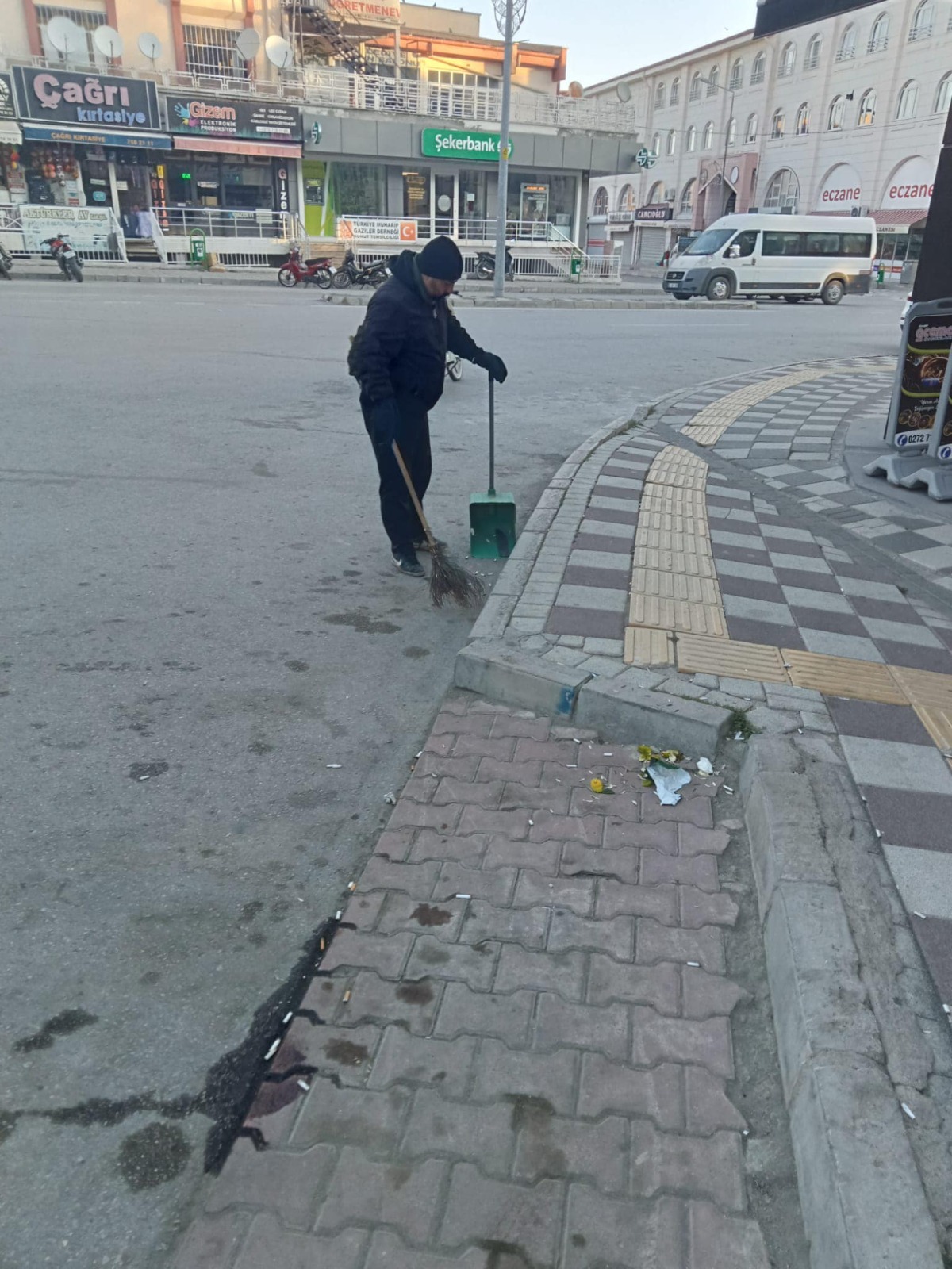 ŞUHUT BELEDİYESİ TEMİZLİK ÇALIŞMALARINA DEVAM EDİYOR
