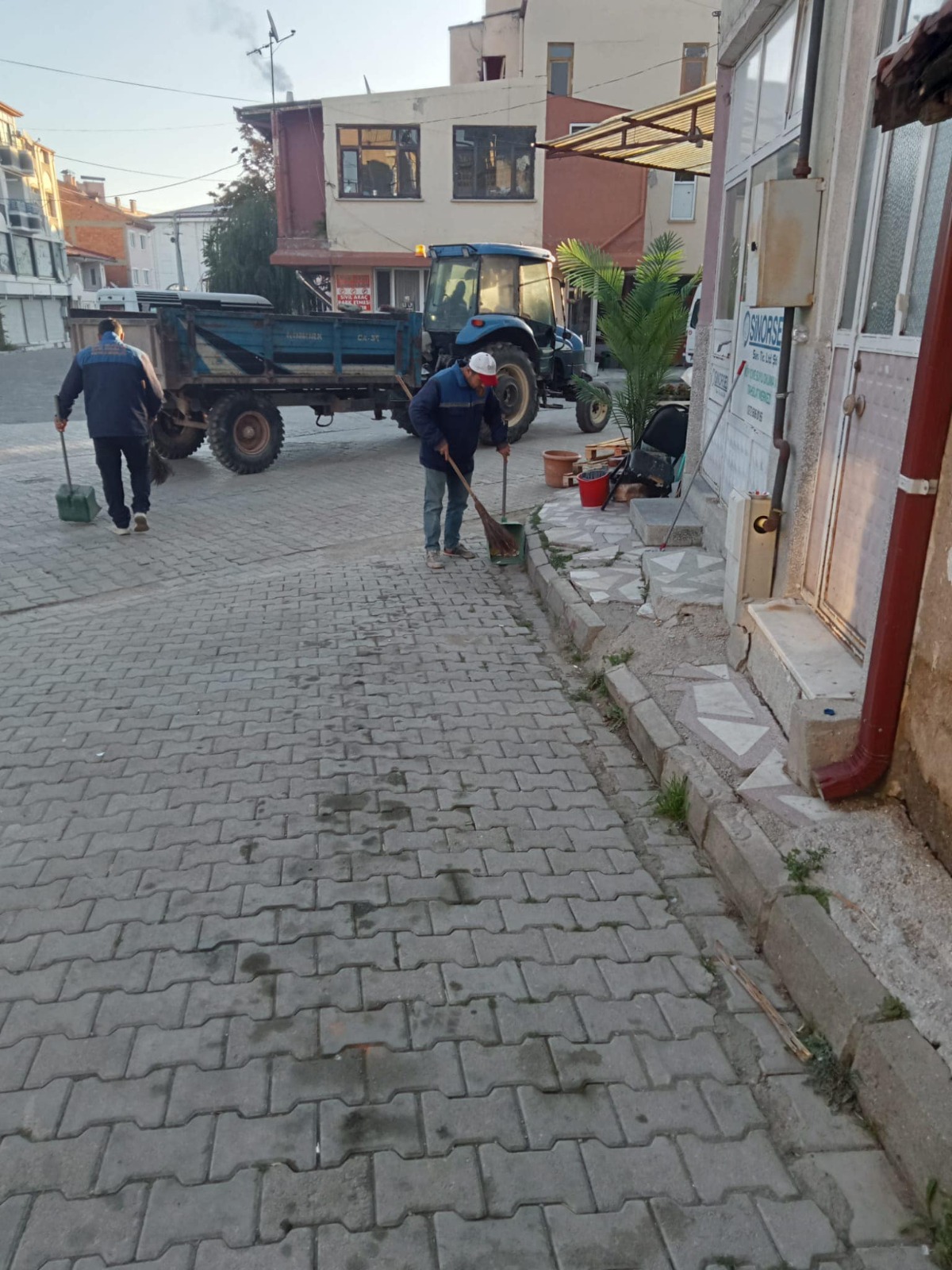 ŞUHUT BELEDİYESİ TEMİZLİK ÇALIŞMALARINA DEVAM EDİYOR