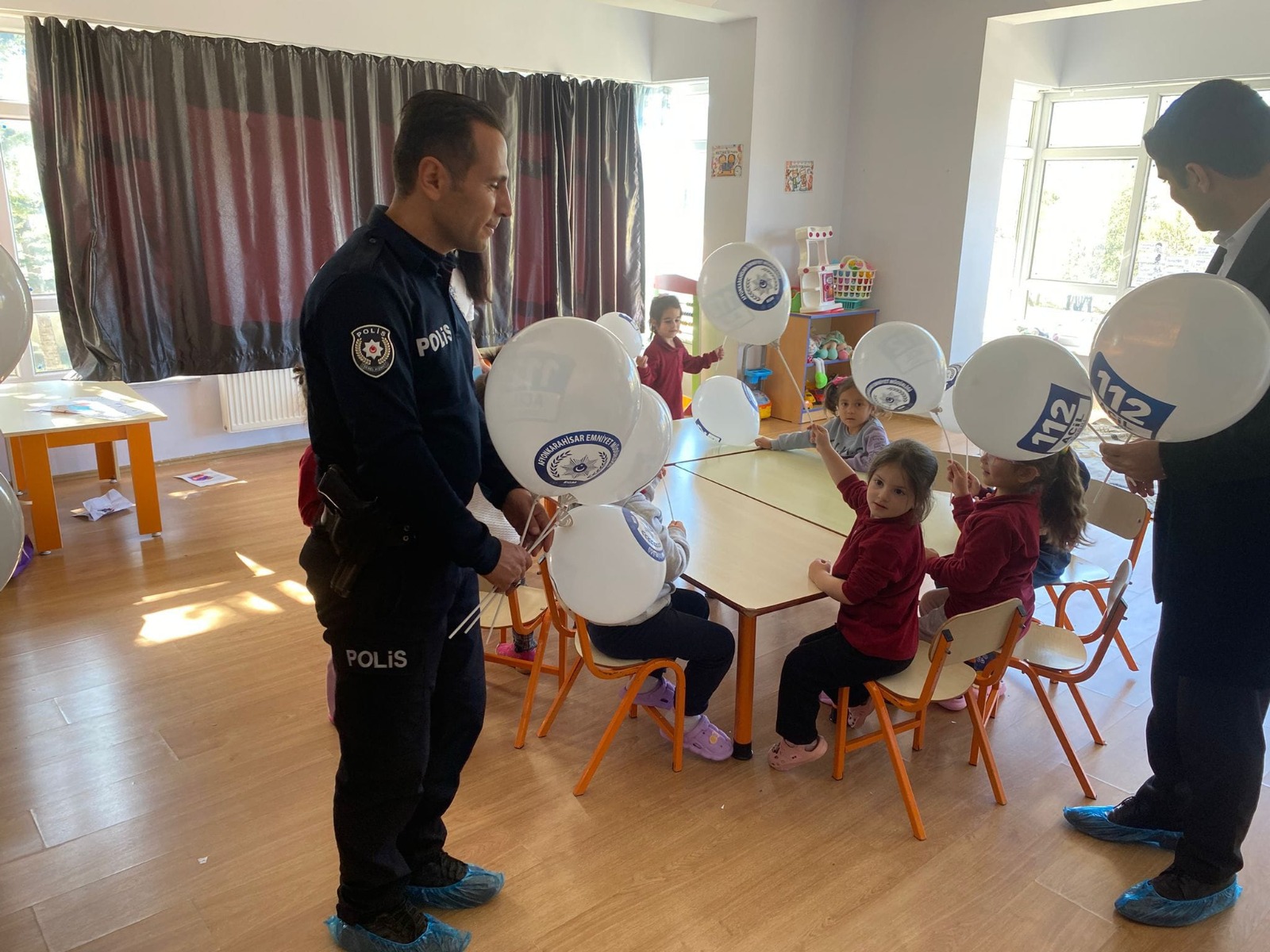 KAYMAKAM ÖZTÜRK VE EMNİYET EKİPLERİ MİNİKLERİ ZİYARET ETTİ