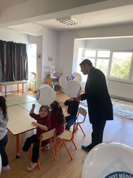 KAYMAKAM ÖZTÜRK VE EMNİYET EKİPLERİ MİNİKLERİ ZİYARET ETTİ