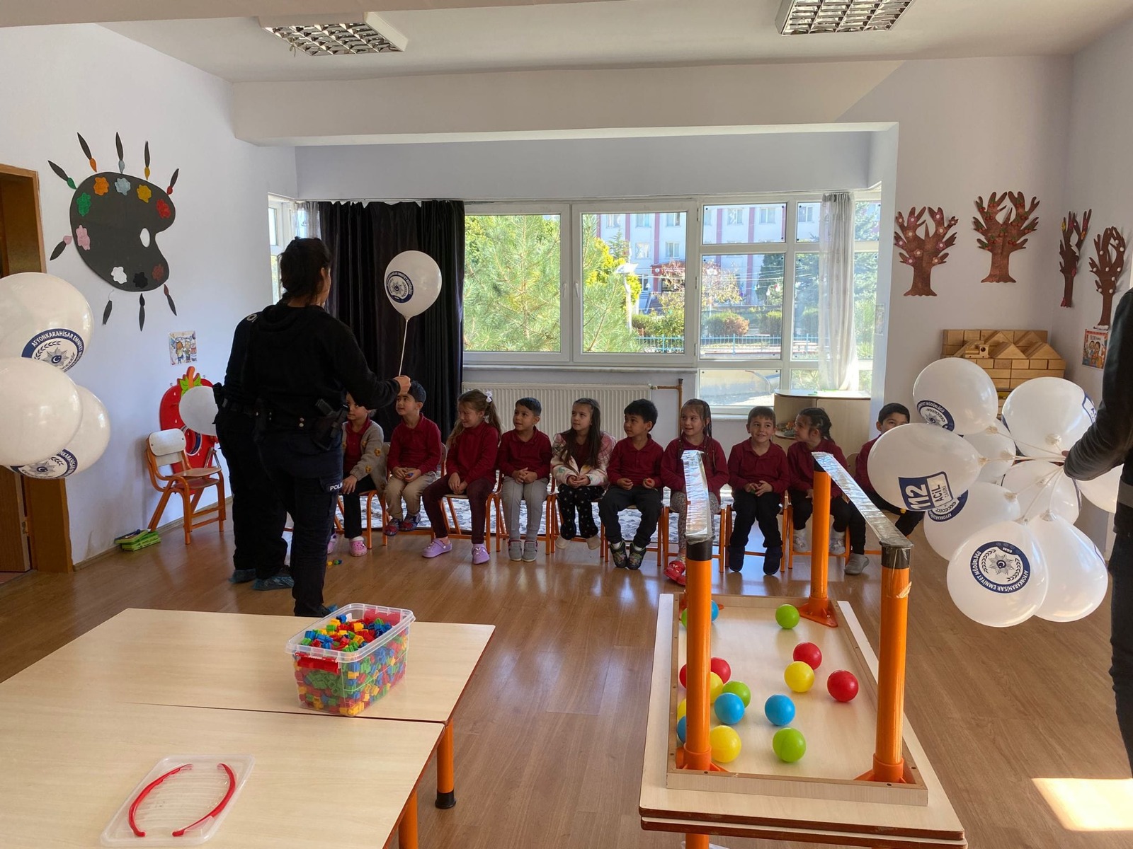 KAYMAKAM ÖZTÜRK VE EMNİYET EKİPLERİ MİNİKLERİ ZİYARET ETTİ
