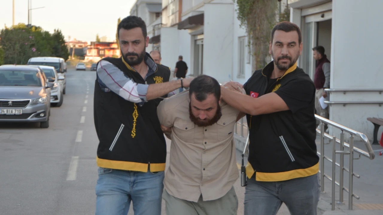 Uykudaki Anneannesini ve Annesini Öldürdü; Babasını Ağır Yaraladı