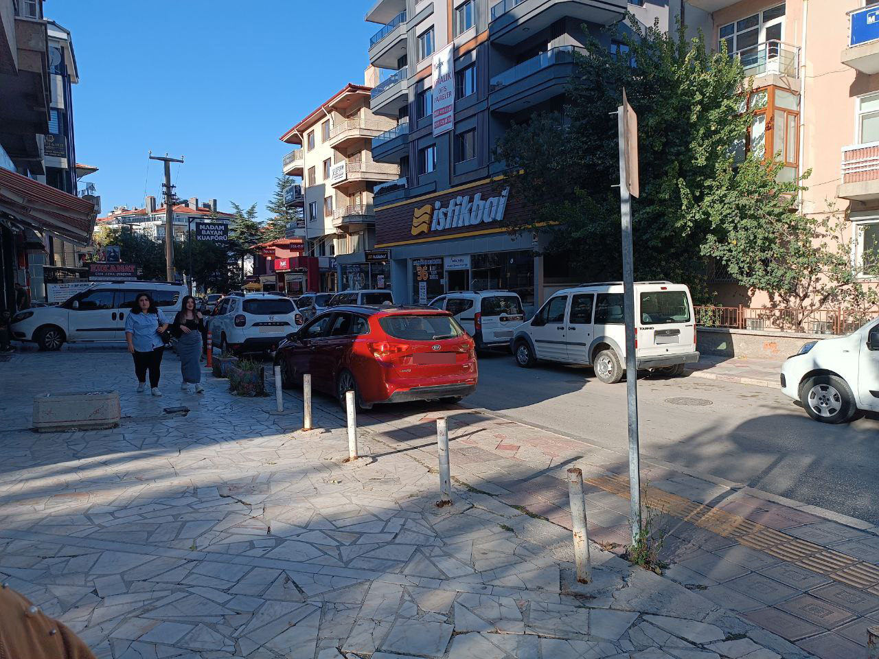 Afyon'da kaldırıma araba park etmek serbest mi oldu?