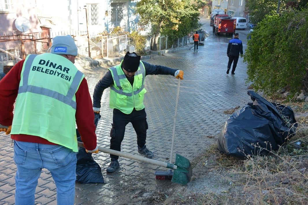 DİNAR BELEDİYESİ HIZ KESMEDEN TEMİZLİK ÇALIŞMALARINA DEVAM EDİYOR