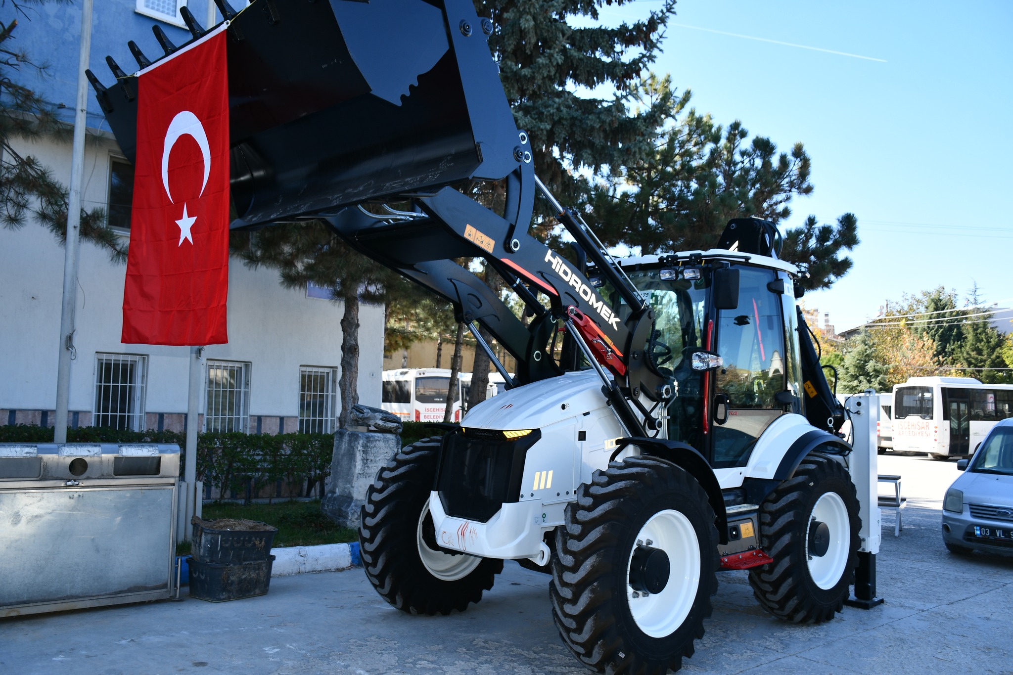 İSCEHİSAR BELEDİYESİNE "YENİ İŞ MAKİNESİ" EKLENDİ