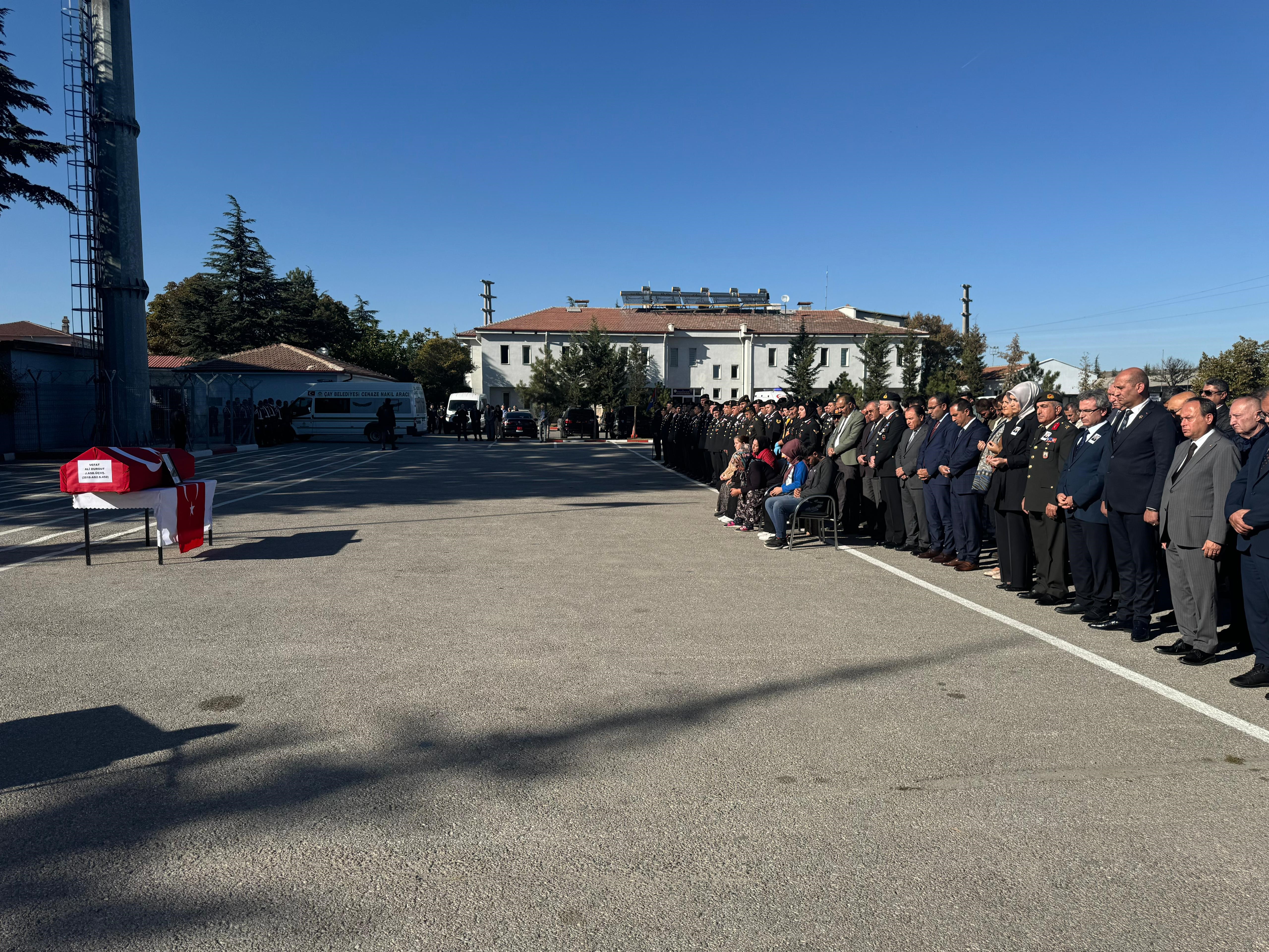 KAZADA ÖLEN ASKER MEMLEKETİNDE TÖRENLE UĞURLANDI