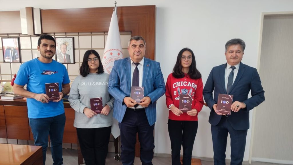 MÜDÜR SÜNNETCİ'YE ANLAMLI HEDİYE