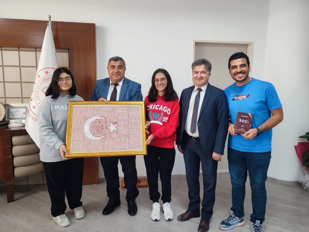 MÜDÜR SÜNNETCİ'YE ANLAMLI HEDİYE