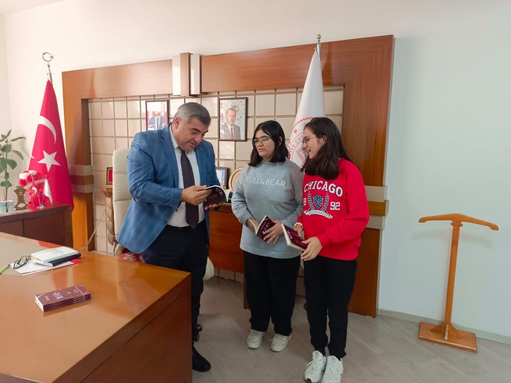 MÜDÜR SÜNNETCİ'YE ANLAMLI HEDİYE