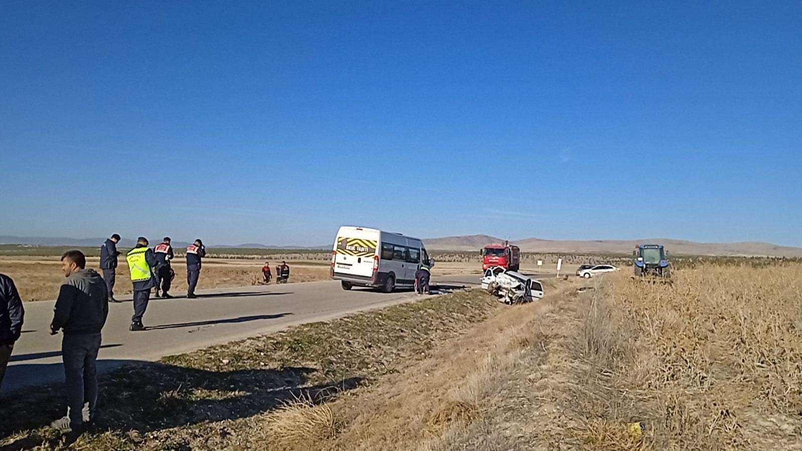 Öğrenci Almaya Giden Servis Aracı Otomobille Çarpıştı: 5 Kişi Ağır Yaralandı