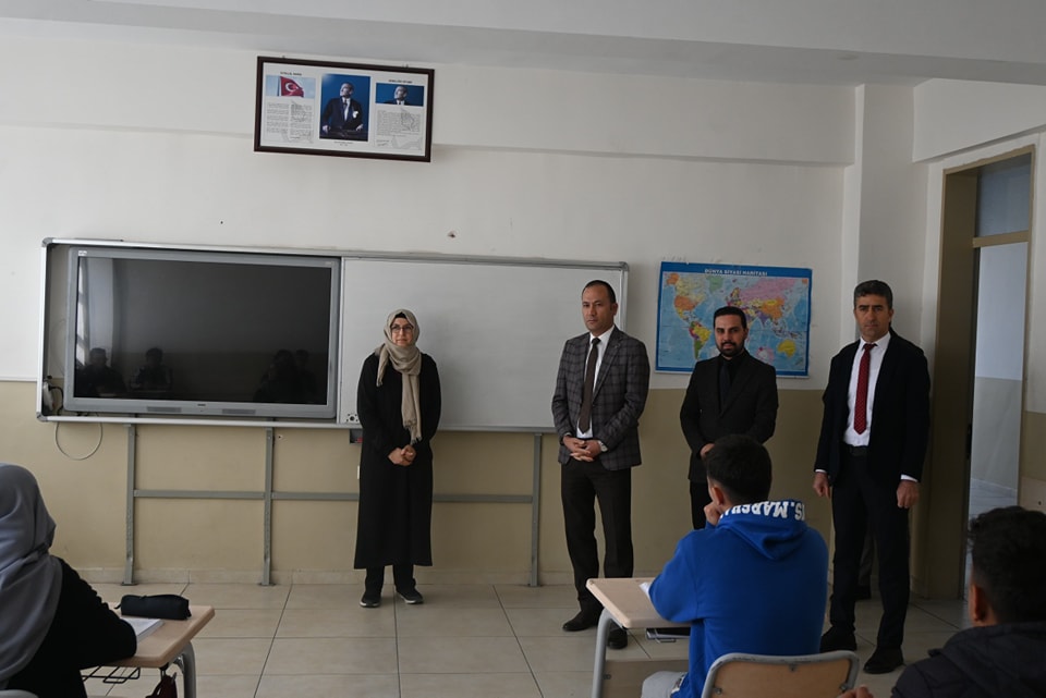 Kaymakam Topuz Çay Anadolu Lisesi'nde İncelemelerde Bulundu