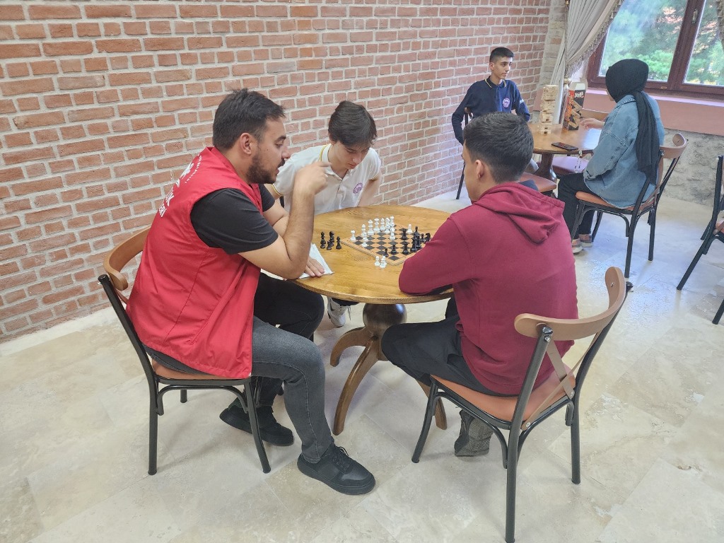 GENÇ OFİS'TE SANAT VE ZEKÂ DOLU ETKİNLİKLER DÜZENLENİYOR