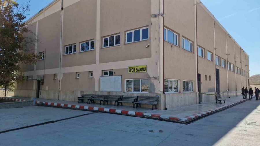 Lisede Dehşet!  Okula Tabanca Getirip Arkadaşını Öldürdü