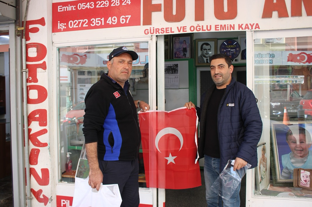 Dinar Belediyesinden Esnafa Cumhuriyet Bayramı Hediyesi