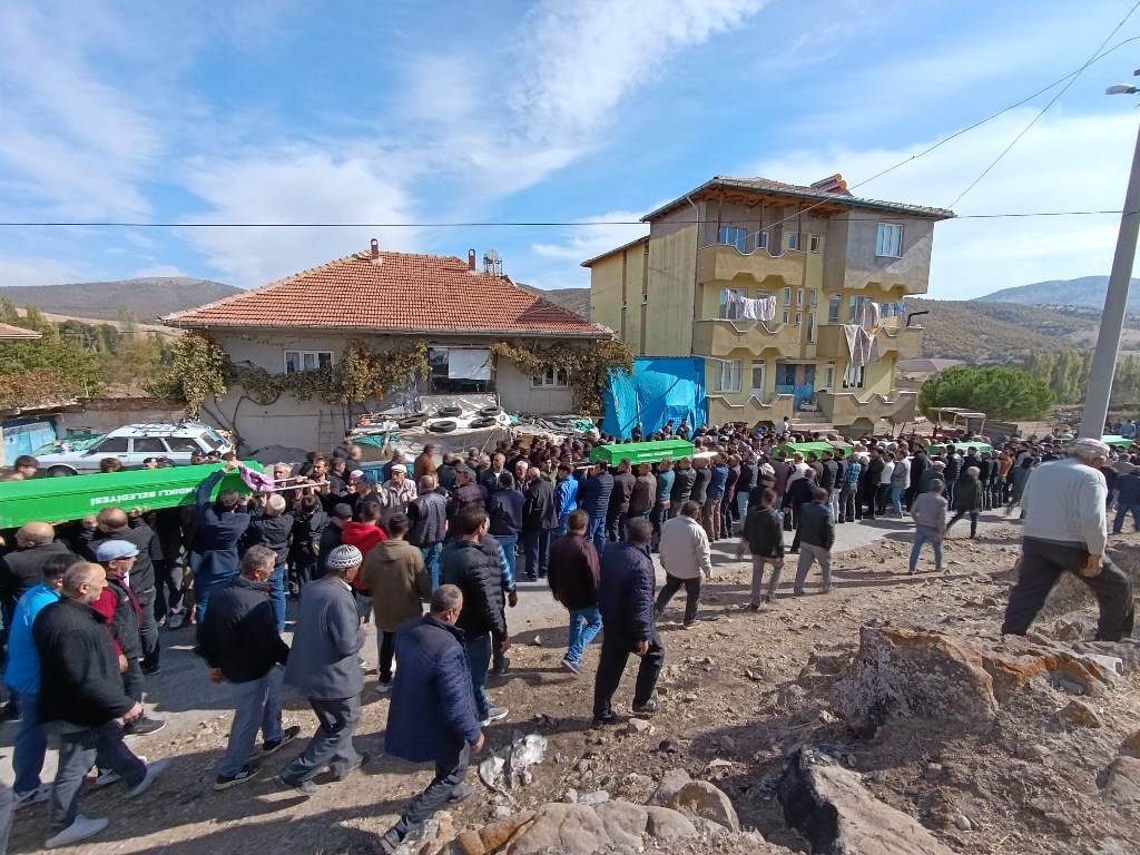 1 KÖYDEN AYNI GÜN 5 CENAZE BİRDEN ÇIKTI