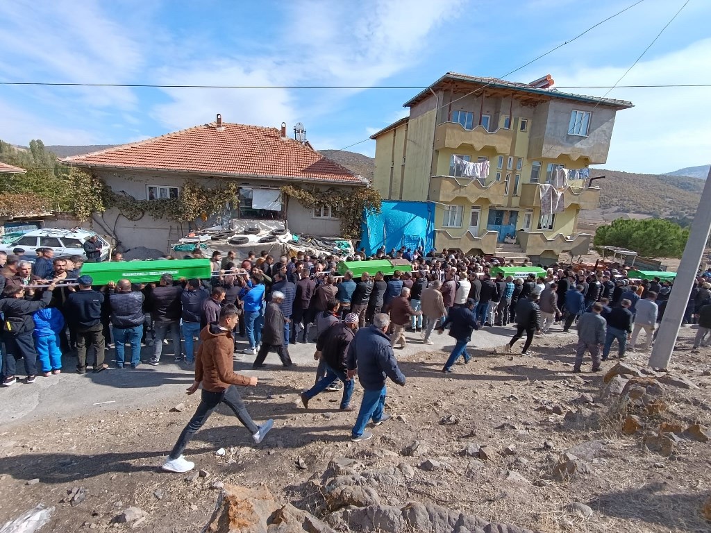 1 KÖYDEN AYNI GÜN 5 CENAZE BİRDEN ÇIKTI