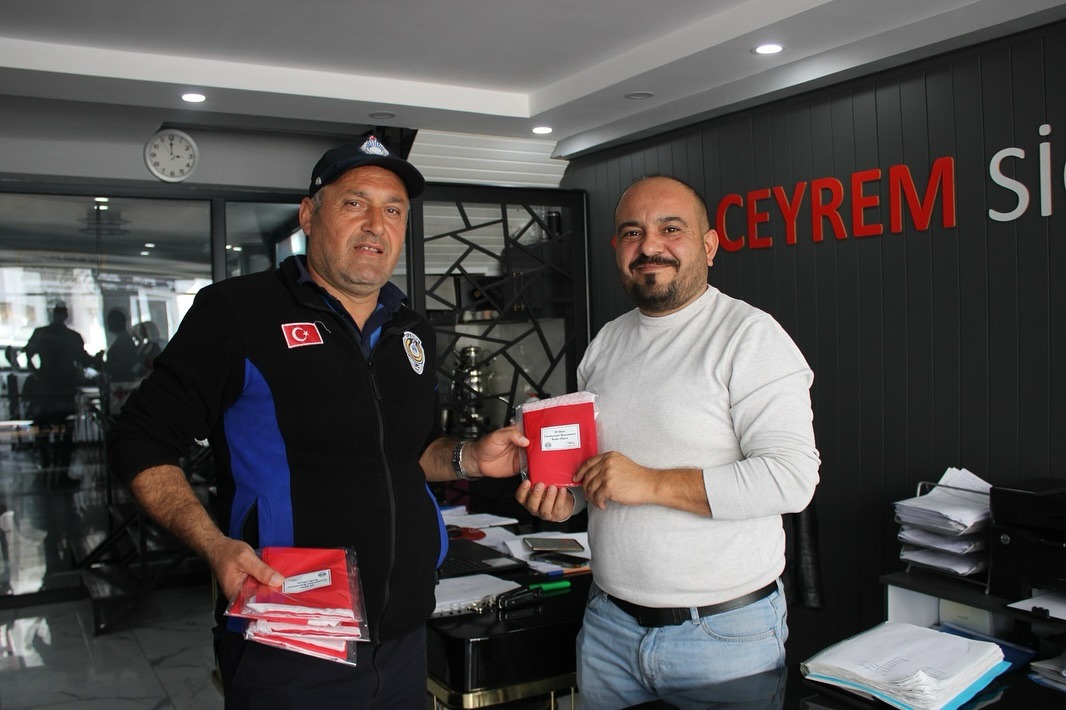DİNAR BELEDİYESİ TARAFINDAN VATANDAŞLARA TÜRK BAYRAĞI HEDİYE EDİLDİ