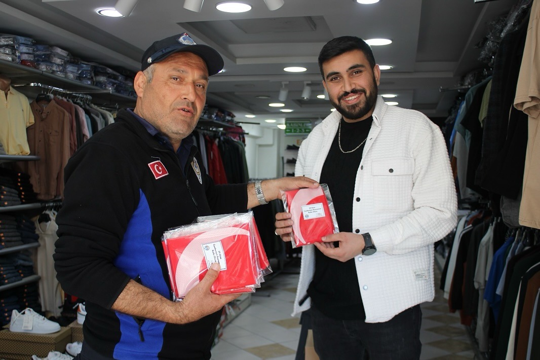 DİNAR BELEDİYESİ TARAFINDAN VATANDAŞLARA TÜRK BAYRAĞI HEDİYE EDİLDİ