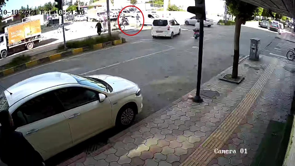 TRAFİKTE AKIL ALMAZ OLAY: TARTIŞTIĞI 2 KİŞİYİ ARACIYLA EZMEYE ÇALIŞTI