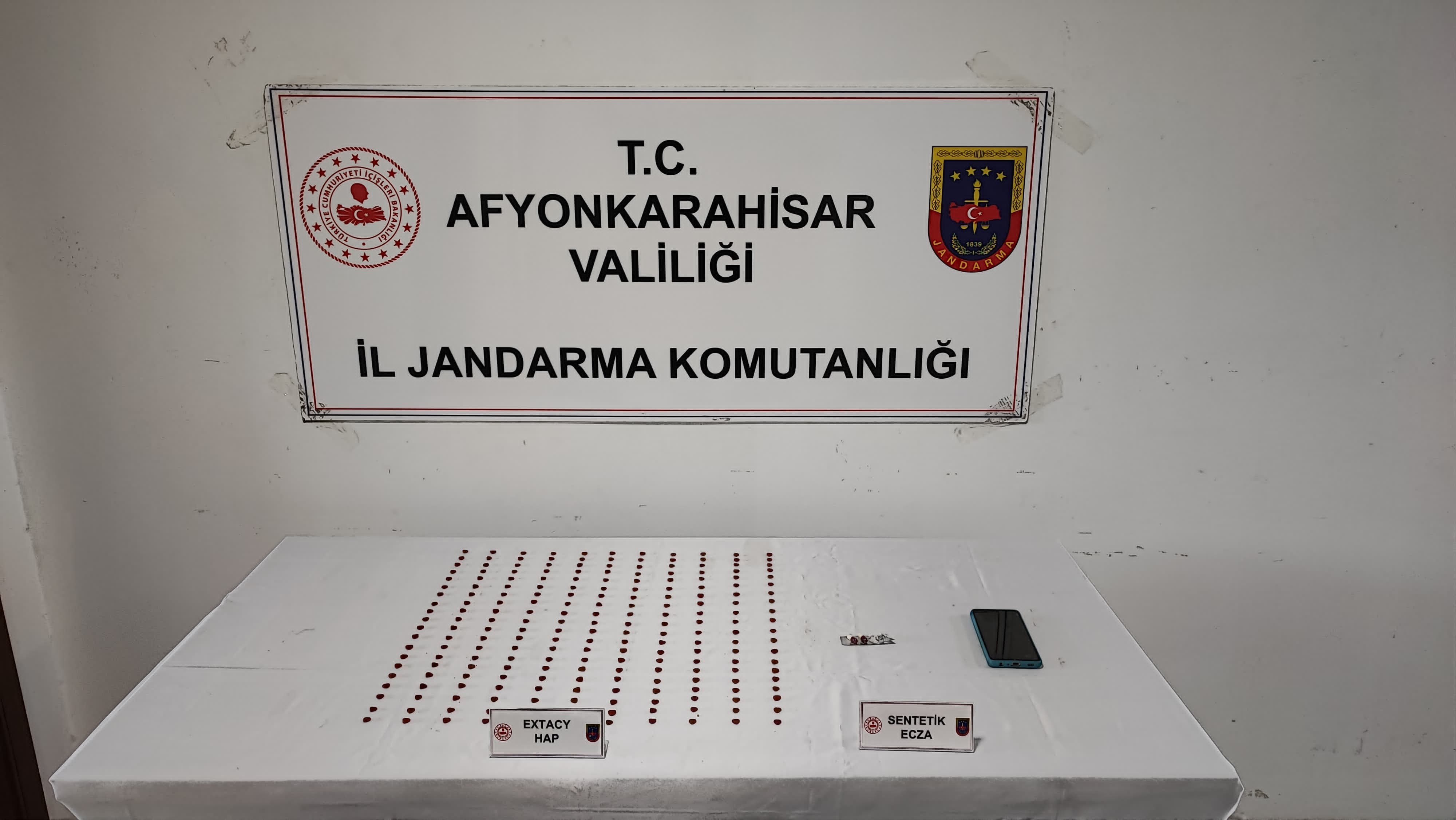 İZMİR'DEN GETİRDİĞİ UYUŞTURUCU HAPLARI AFYON'DA SATACAKTI!
