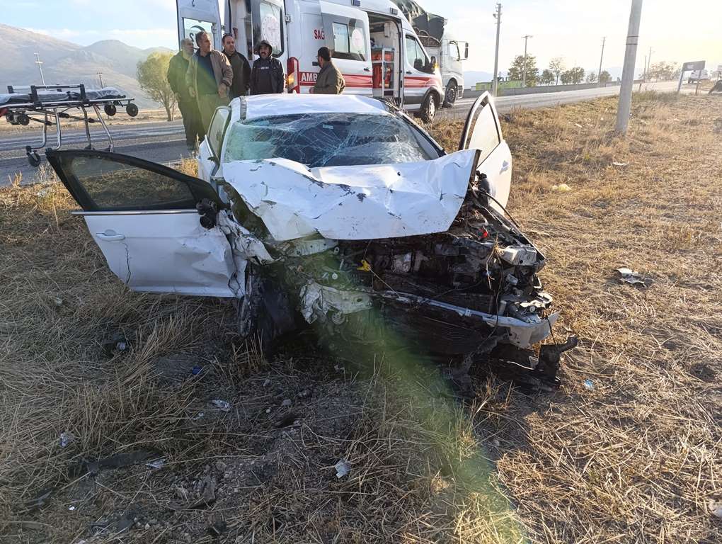 AFYON'DA İKİ OTOMOBİLİN ÇARPIŞTIĞI KAZADA 5 KİŞİ YARALANDI