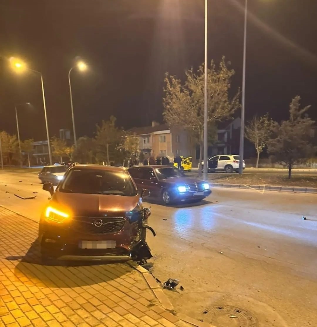 Gece Yaşanan Kazada Maddi Hasar Meydana Geldi