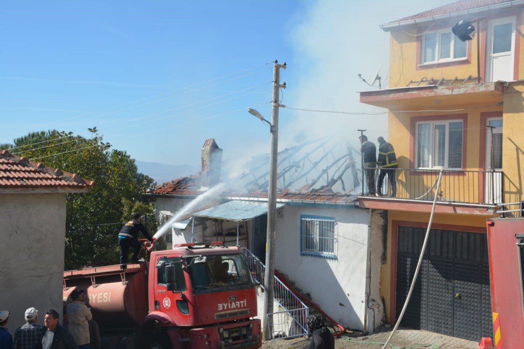 SANDIKLI KIZIK KÖYÜNDE YANGIN!